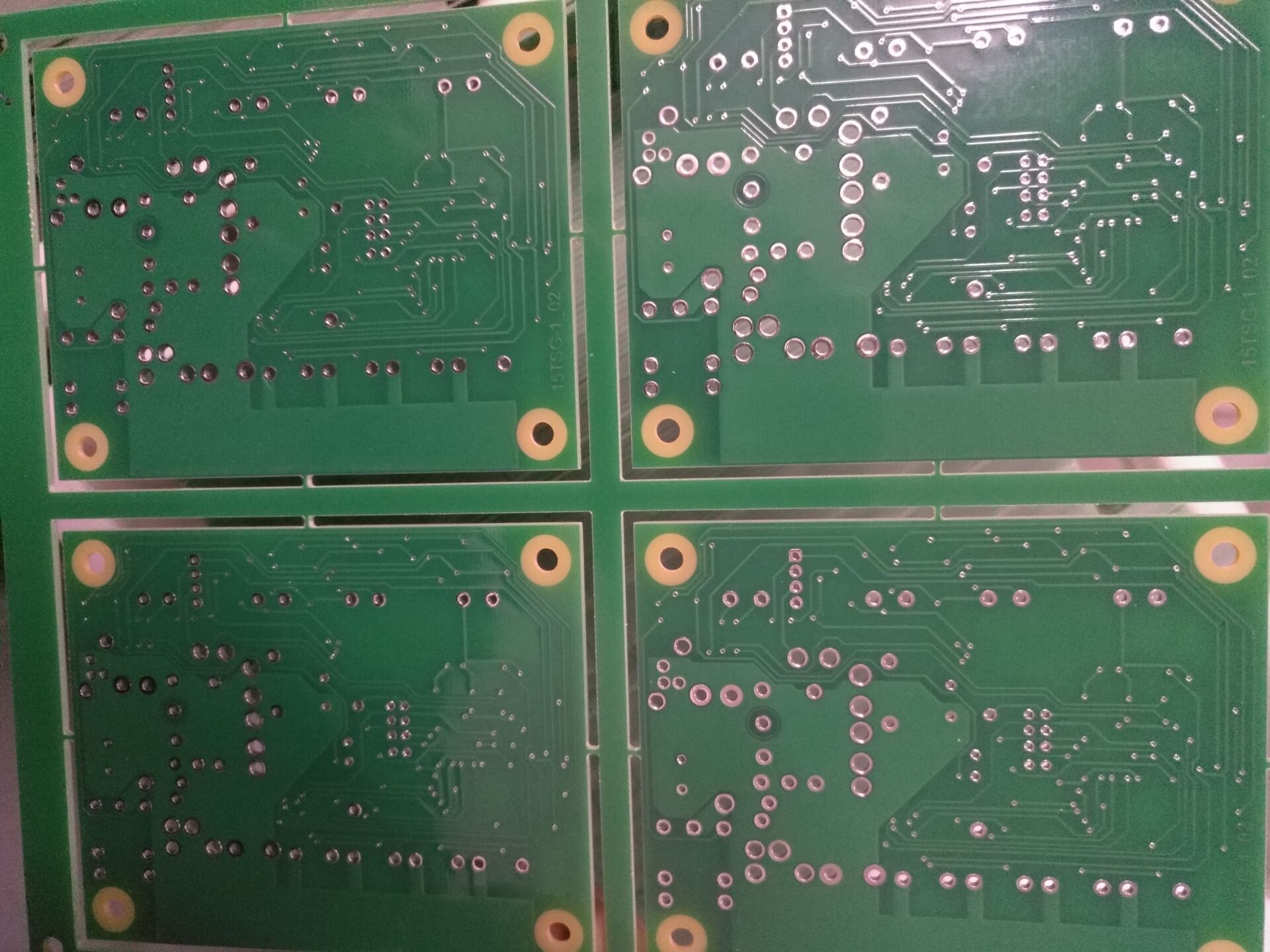 板子做工不錯(cuò)，打樣的時(shí)候領(lǐng)導(dǎo)老板很滿(mǎn)意，這次做了8層批量板，還是一如既往的好。感謝廠(chǎng)家！